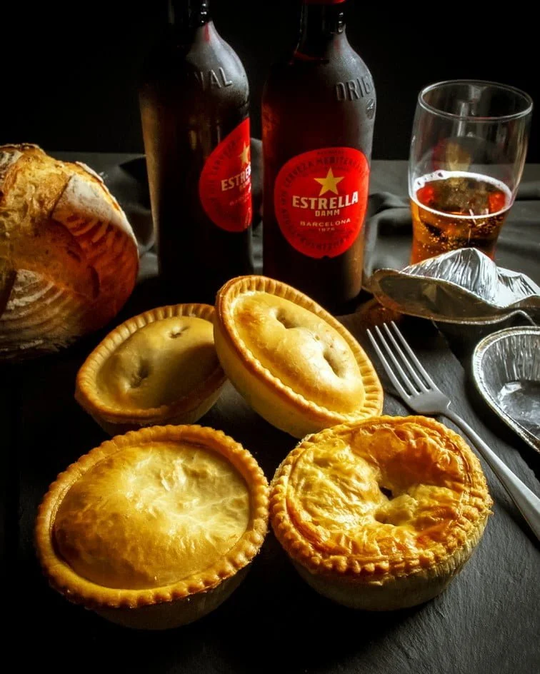 beer and pie hamper with 2 bottles of beer and 4 pies